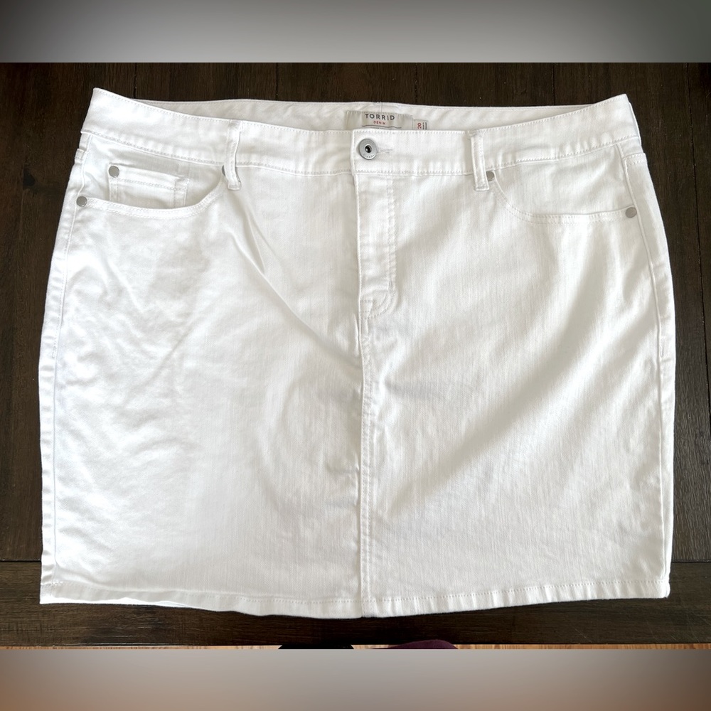 TORRID white denim jean skirt size 20